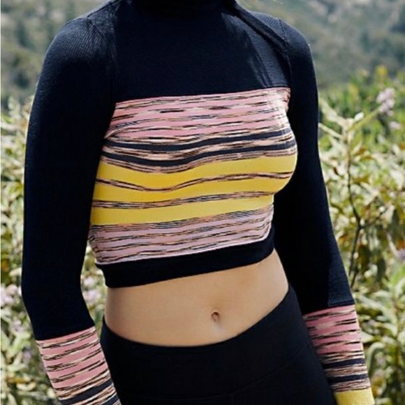 NWT Free Peo­ple
Mountain Mama Layering Crop Pullover |Size Medium - Picture 4 of 14